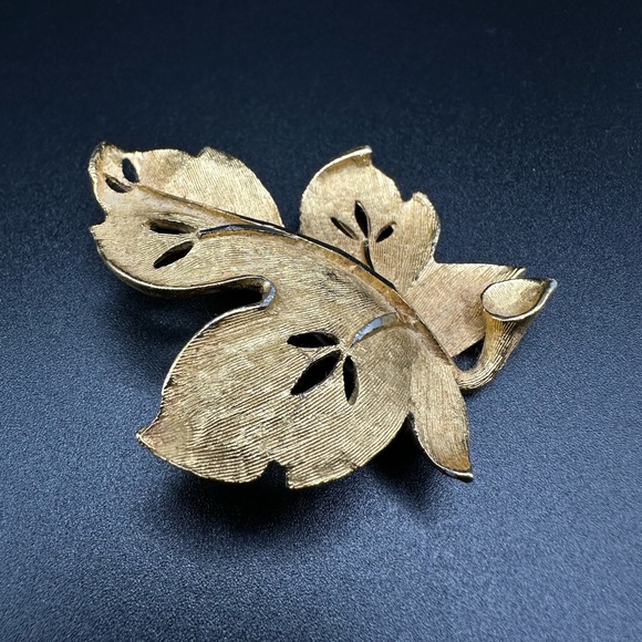 Vintage signed BSK gold tone hollow-carved design pin brooch - Picture 2 of 5